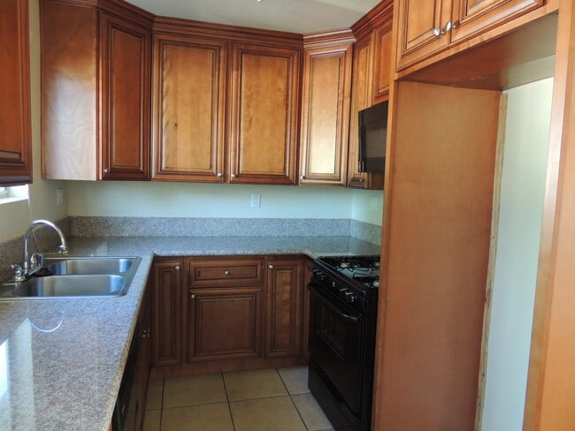 Building Photo - Chateau Whitsett Apartments
