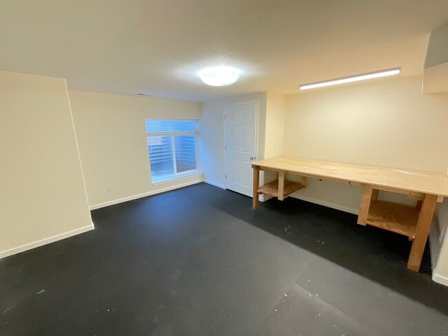 Building Photo - 6 Bedroom Home Available Near North Gate B...