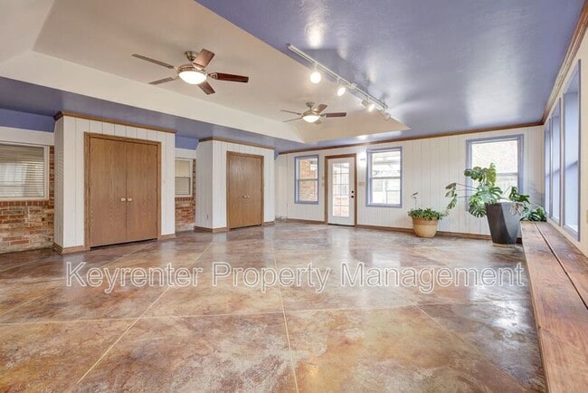 Building Photo - 314 N Lakeside Terrace