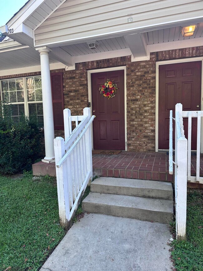 Primary Photo - 2740 W Tharpe St