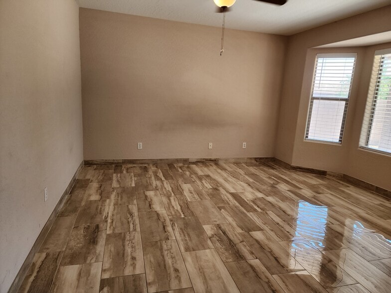 Building Photo - 12633 W Clarendon Ave