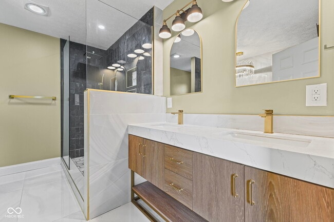 Building Photo - 721 E 23rd St