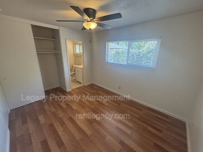 Building Photo - 10763 Oakton Way
