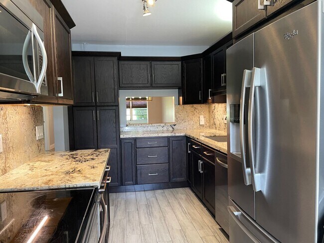 Building Photo - Beautifully renovated! 2 Bed, 2 Bath corne...