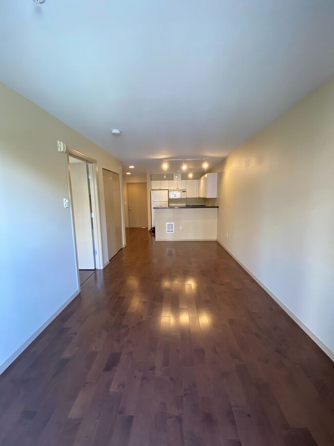 Building Photo - 1 Bed 1 Bath Condo in Seattle - Includes P...