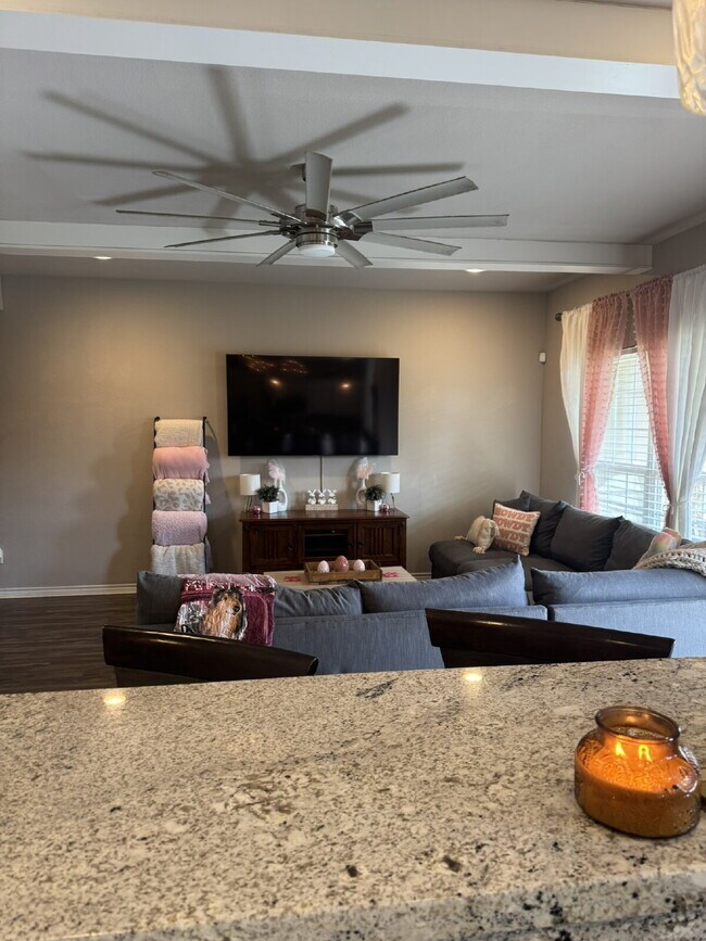 Building Photo - "Spacious 4-Bed, 4.5-Bath Townhouse Retreat in College Station!"