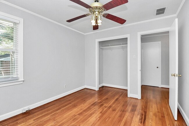 Building Photo - Discover the charm of this brick ranch nestled in the heart of Madison Park