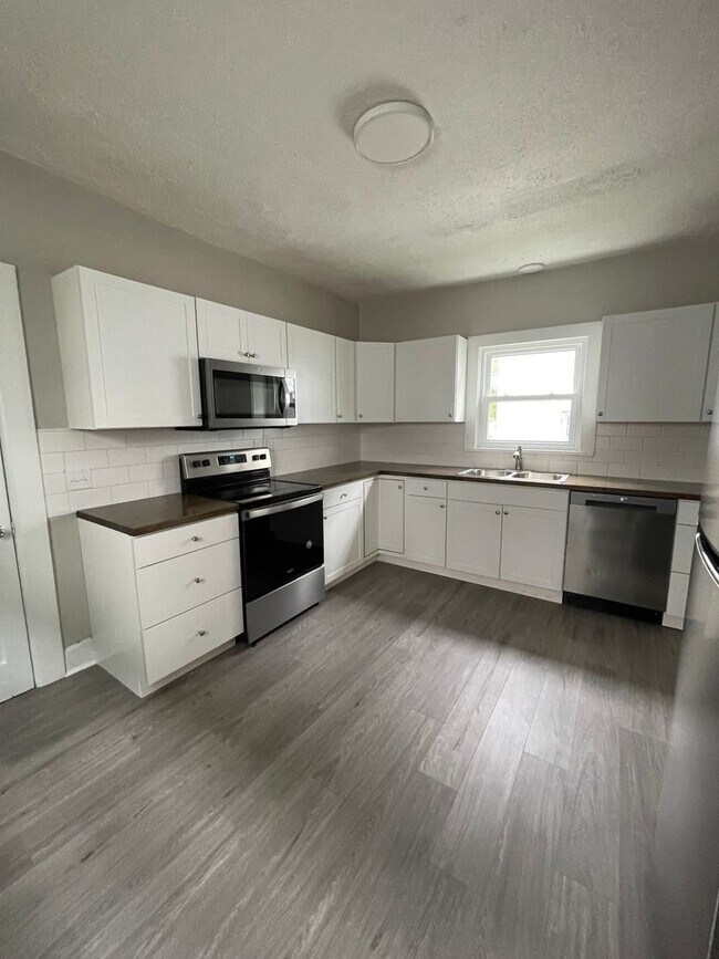 Building Photo - Three Bedroom House