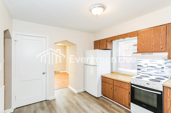 Building Photo - 3316 Robinet Dr