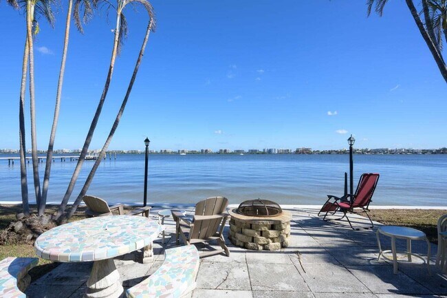 Primary Photo - 1430 S Lakeside Dr