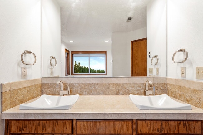 Building Photo - 1324 Stonehaven Dr