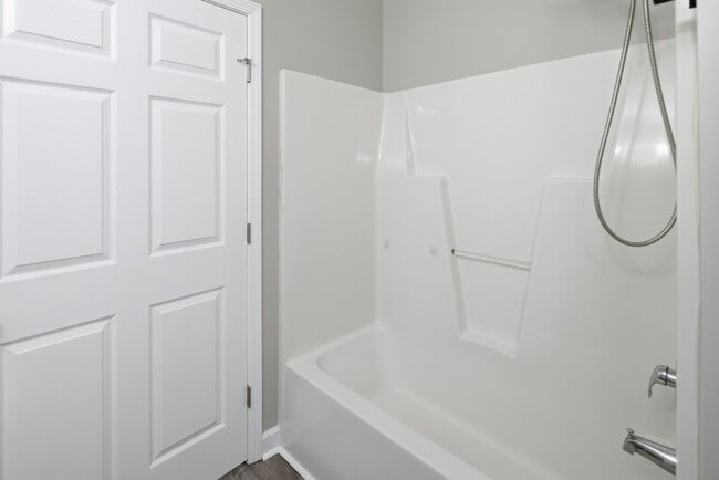 Building Photo - 2 Bedrooms 2 Bathrooms Condo