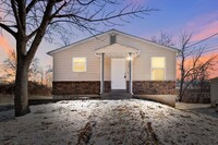 Building Photo - 3 Bedroom 1 Bath home, full basement, with...