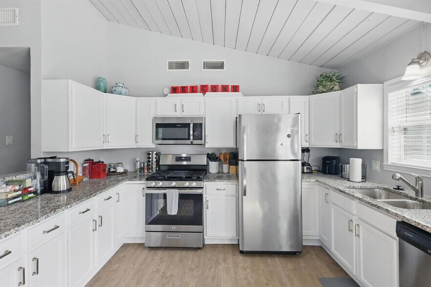 Building Photo - 743 Greenhaven Dr