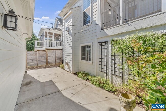 Building Photo - 1160 Colbert St