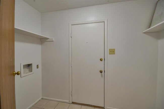 Building Photo - 3210 River Valley Dr