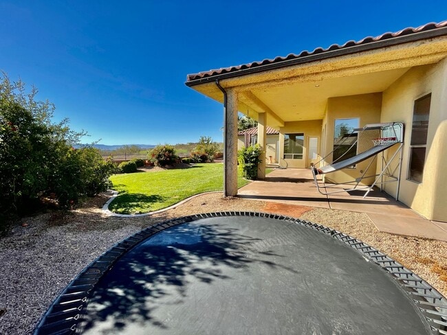 Building Photo - Beautiful Pet-Friendly Home on Green Springs Golf Course