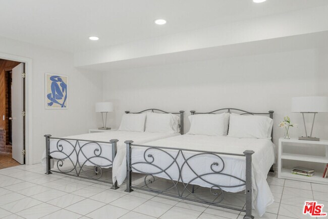 Building Photo - 110 N Barrington Ave