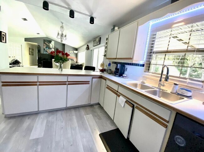 Building Photo - 6106 Everglades Dr