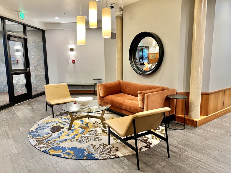 Lobby lounge - 2245 SW Park Pl