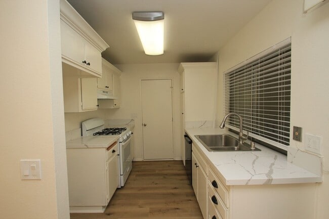 Building Photo - For Rent: Upgraded 3-Bedroom Condo in Todd...