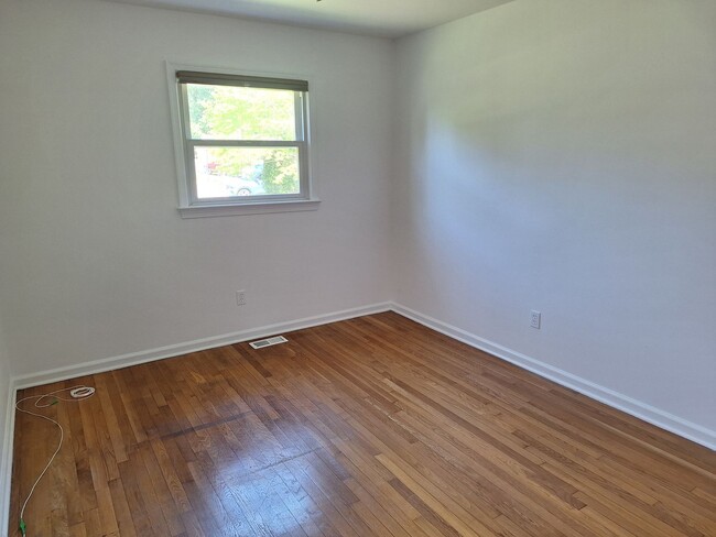 Building Photo - 3 bedroom /2 full bathroom- Yorktown