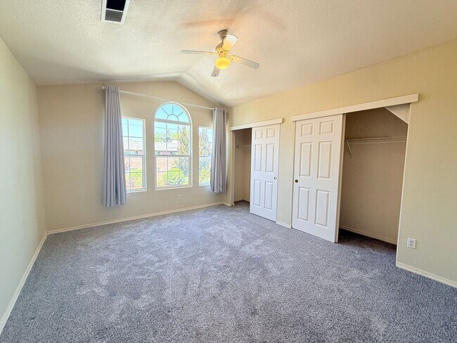 Building Photo - Beautiful 3 Bedroom Beaverton Home with New Carpet and Large Fenced in Backyard!