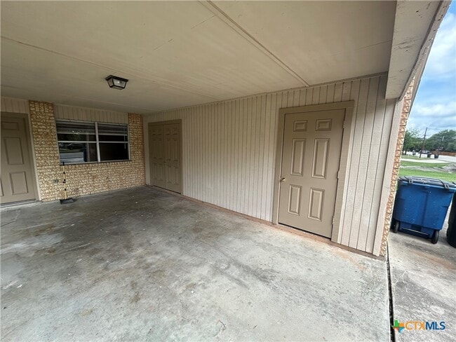 Building Photo - 1324 S Mesquite Ave