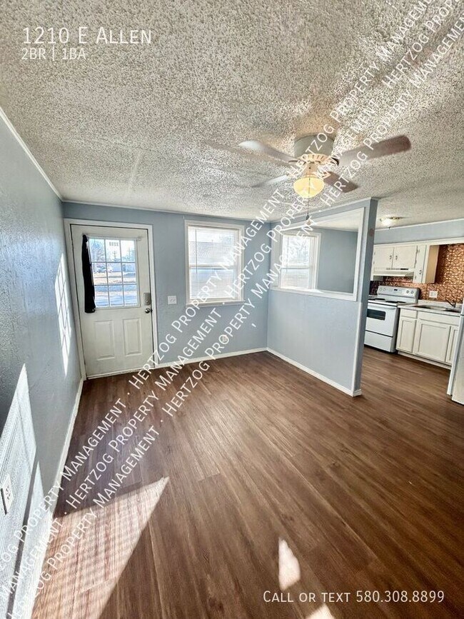 Building Photo - 1210 E Allen-