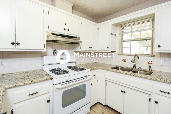 Building Photo - 3 Bedroom Pet-Friendly Home in MOORE, OK with Main Street Renewal