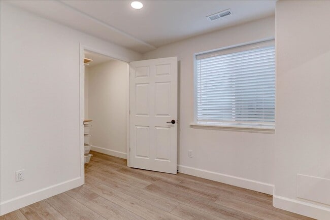 Building Photo - Stunning 5Bed/4Bath Home in the Heart of Erie