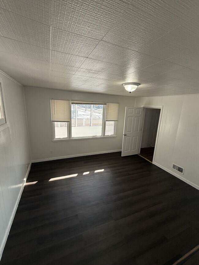 Building Photo - 499 Sherburne Ave