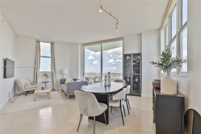 Building Photo - 2475 Brickell Ave