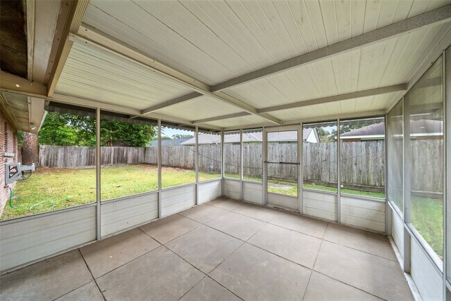 Building Photo - 9779 Westview Dr