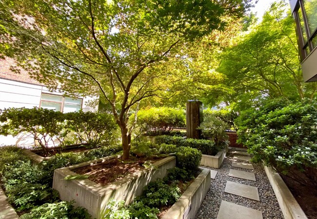 Building Photo - 4547 8th Ave NE