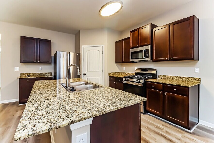 Building Photo - 207 Shaker Hollow Dr