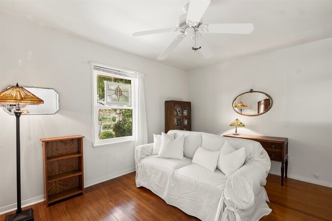 Building Photo - 2114 Saxon Dr