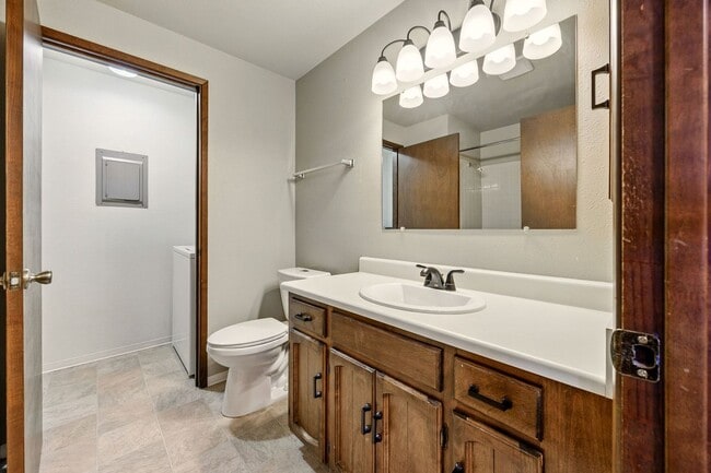 Building Photo - Renovated two bedroom townhouse near downt...