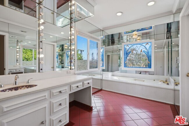 Building Photo - 1170 S Beverwil Dr