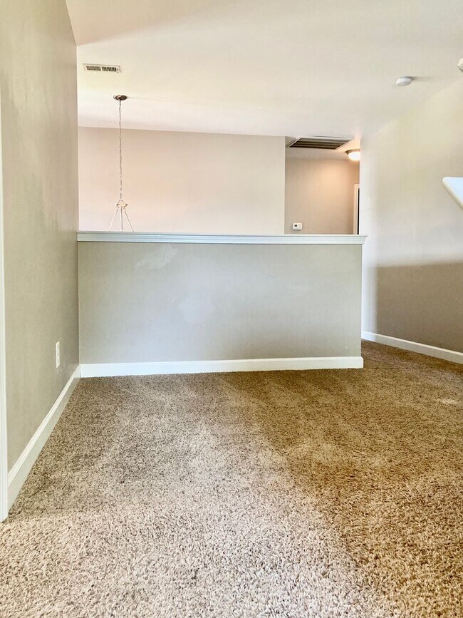 Building Photo - 5 Bedroom 3 Bath Hubert Home for Rent