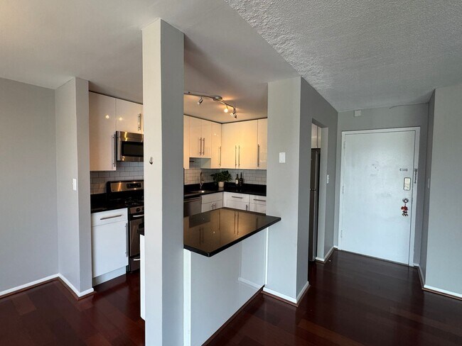 Building Photo - Light-filled Contemporary 1 Bedroom 1 Bath...