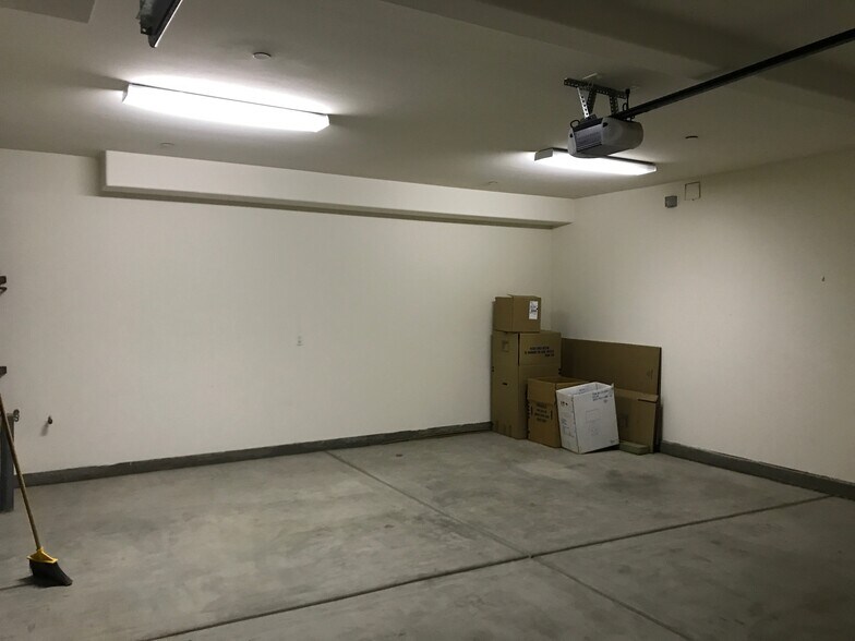 2 Car Garage - 4153 Via Mattina