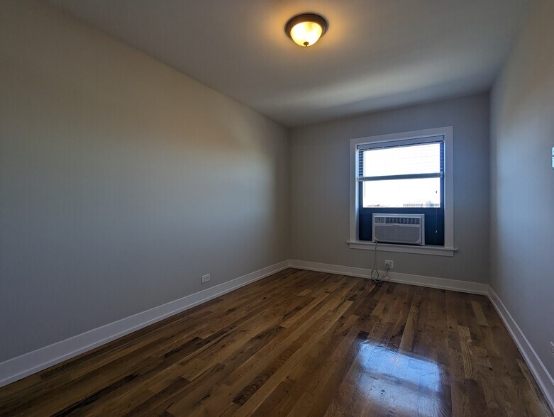 Building Photo - 560 W Arlington