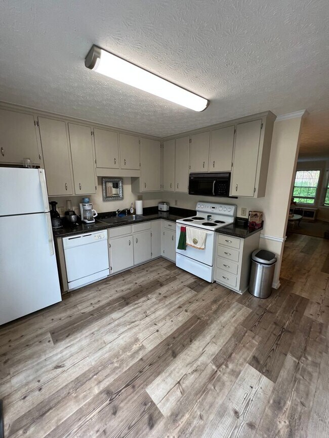 Building Photo - Sleepy Hollow Townhome - Convenient Location and Privacy