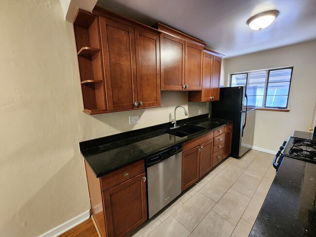 Building Photo - 2 Bed 1 Bath Unit In Great Location of Den...