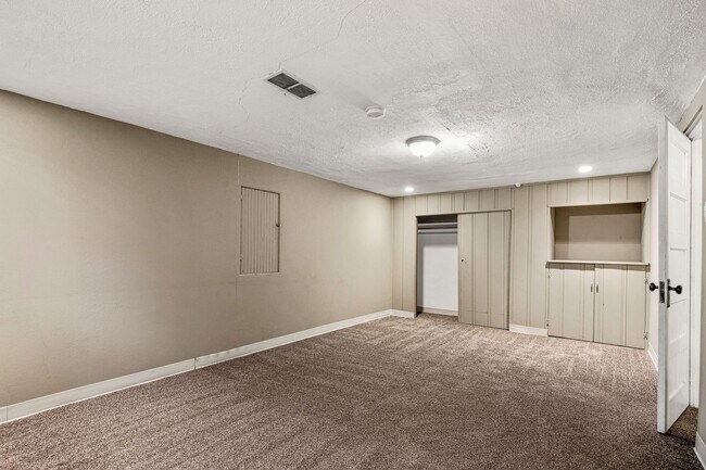 Building Photo - Charming Townhome in West Highlands!