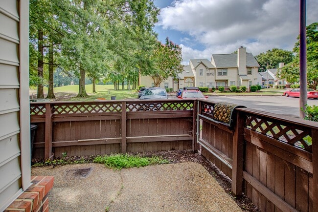 Building Photo - 2 Bed, 2 Bath Centrally Located Condo in G...