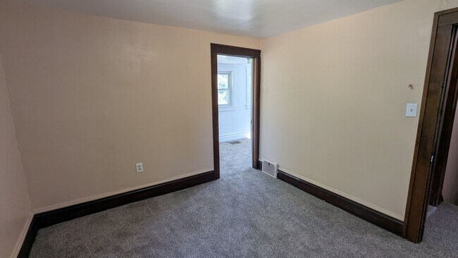 Building Photo - Spacious 4-bedroom, 1.5-bath home in Akron