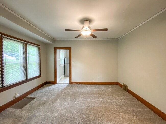 Building Photo - 4 Bedroom House Near Campus