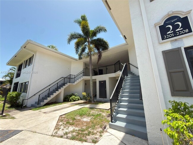 Building Photo - 2550 SW 18th Terrace